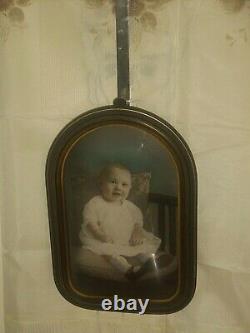 ANTIQUE VICTORIAN CONVEX OVAL BUBBLE GLASS WOOD FRAME / SEATED BABY PHOTO 1920's