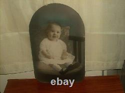 ANTIQUE VICTORIAN CONVEX OVAL BUBBLE GLASS WOOD FRAME / SEATED BABY PHOTO 1920's